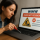 mujer especialista en ia reparando una pagina web dañada en laptop fotorrealista proceso de diagnostico y solucion de errores digitales